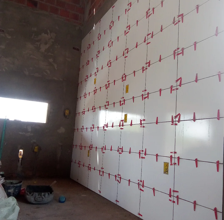 Parede de azulejos claros pronta