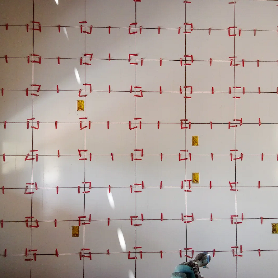 Parede com revestimento escuro