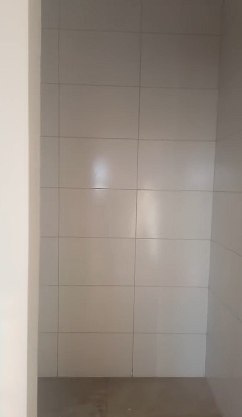 Parede revestida com azulejos claros
